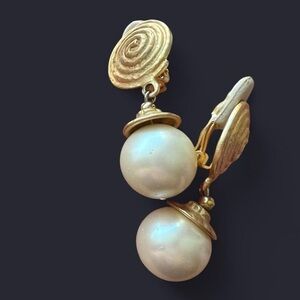 Elegant vintage Gold and Cream clip on Earrings